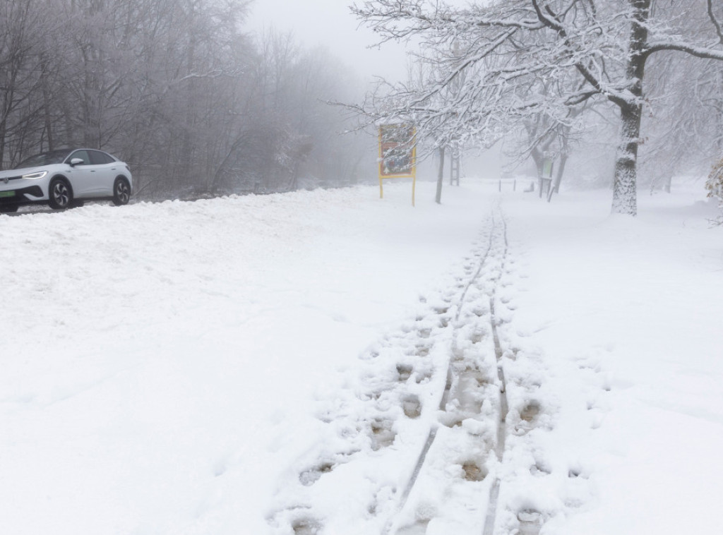 Mediji: Obilan sneg jutros paralizovao Sarajevo