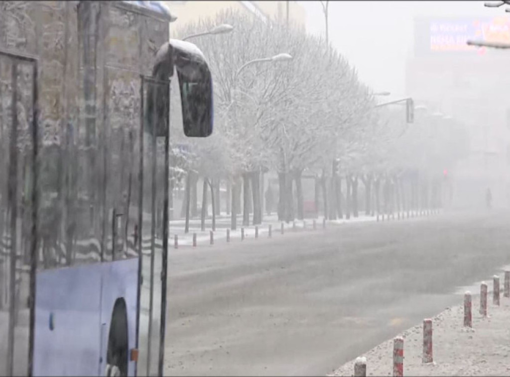 Sneg u Banjaluci: Zimske službe na terenu, apeli vozačima