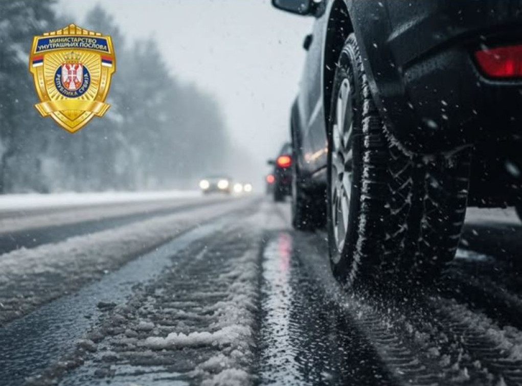 Uprava saobraćajne policije: Zbog snega i poledice prilagoditi brzinu za volanom