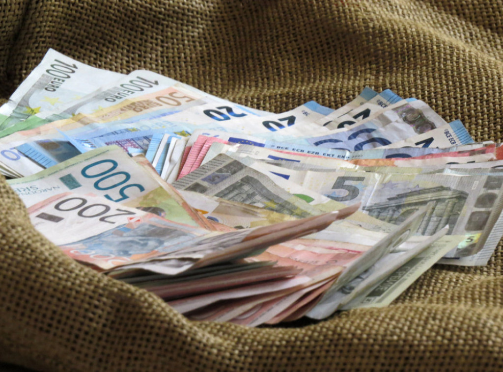 Srednji kurs dinara za evro u ponedeljak biće 117,3945 dinara