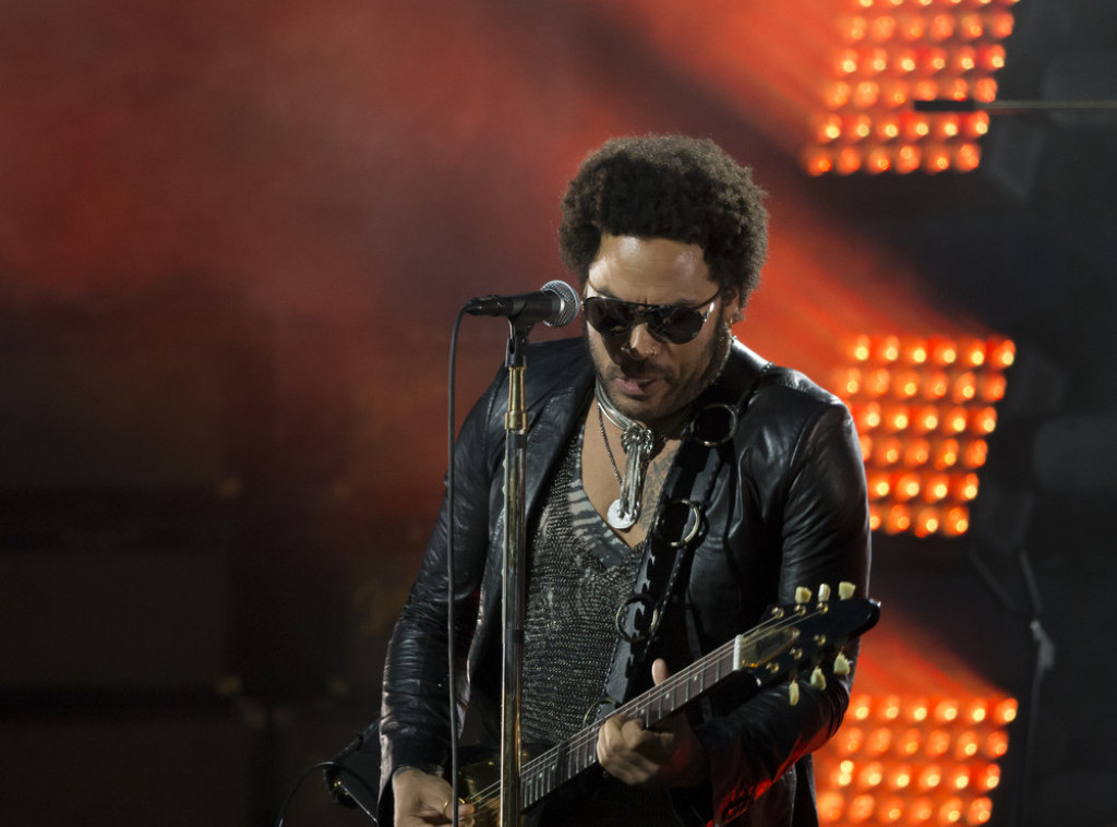 Leniju Kravicu obožavateljka na koncertu u Brizbejnu iščupala dredove iz glave