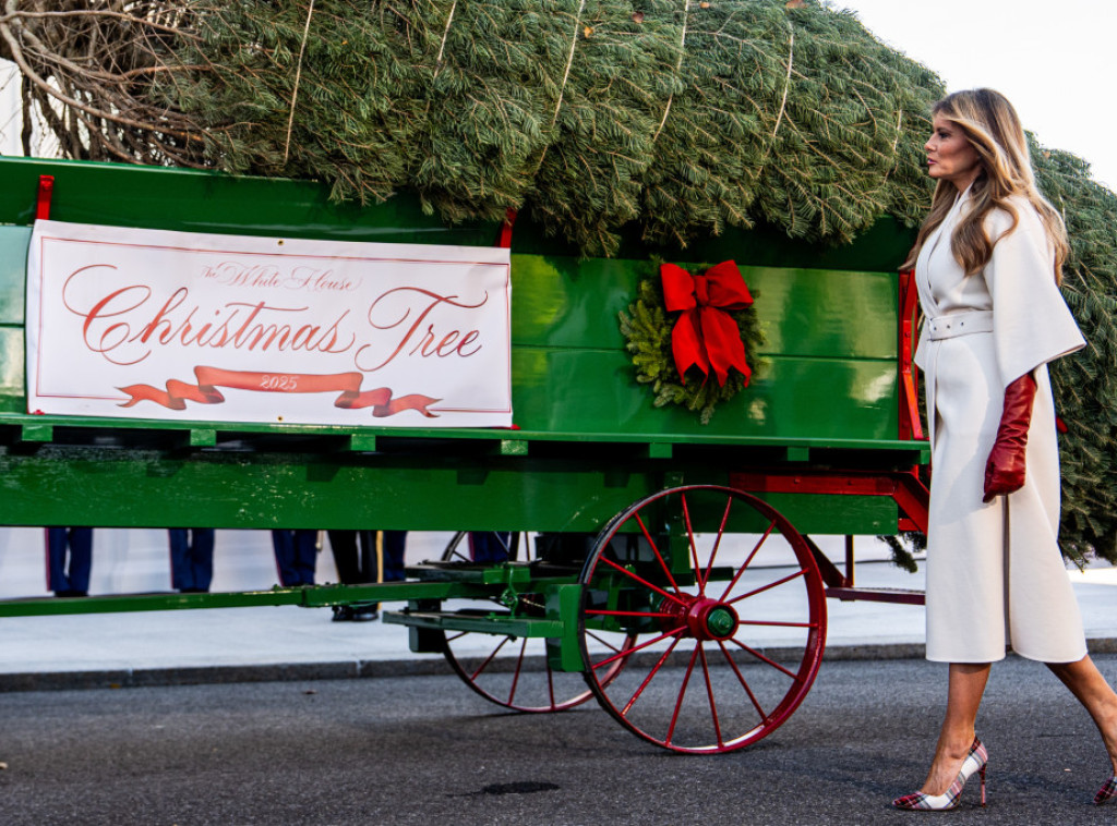 Melanija Tramp tradicionalno dočekala božićnu jelku u Beloj kući