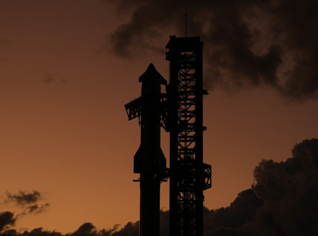 Južnokorejska raketa Nuri postavljena na rampu pred četvrto lansiranje