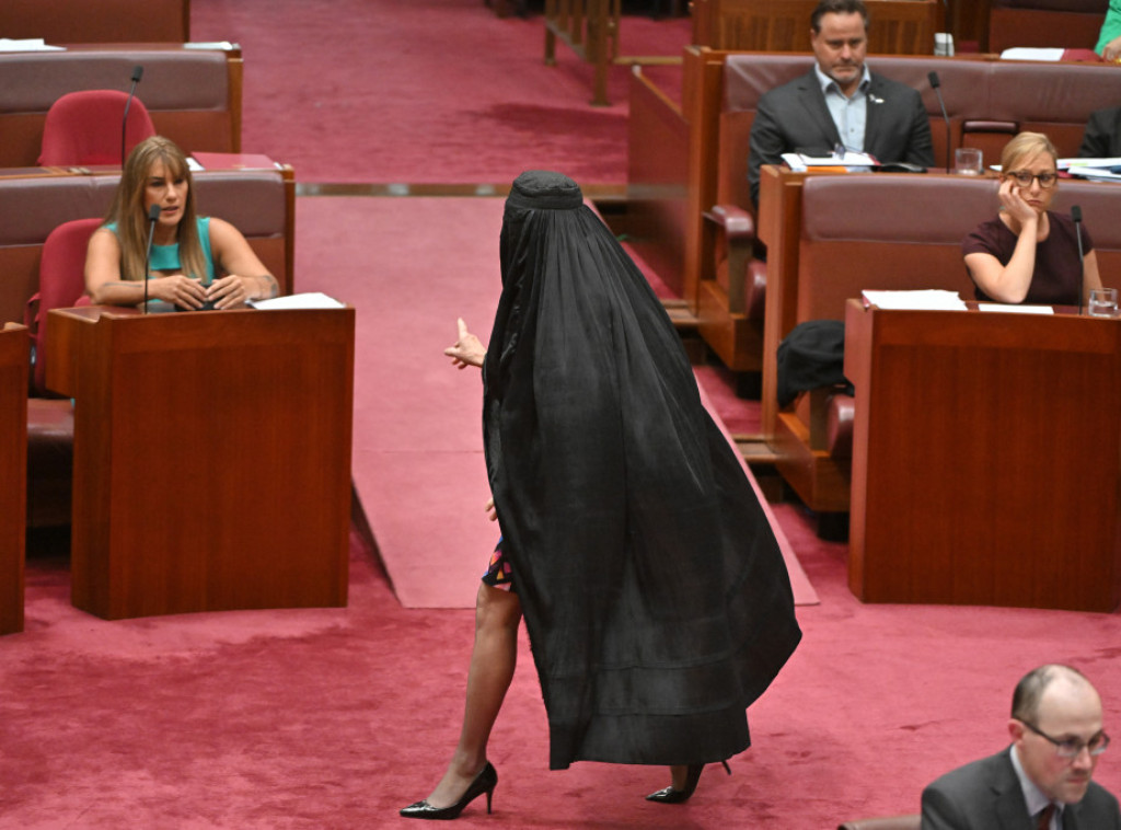 Australijska senatorka Polin Hanson suspendovana zbog nošenja burke u znak protesta