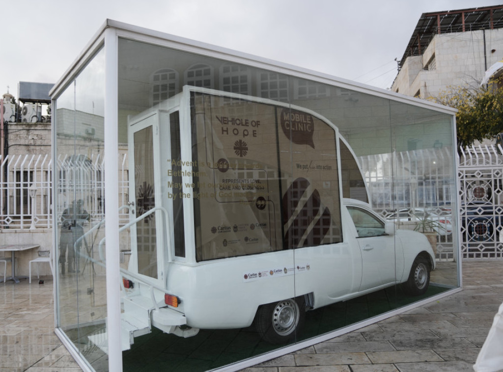 Papomobil pape Franje pretvoren u mobilnu kliniku za decu iz Gaze