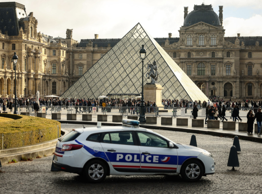 Uhapšena dva muškarca i dve žene u vezi pljačke Luvra