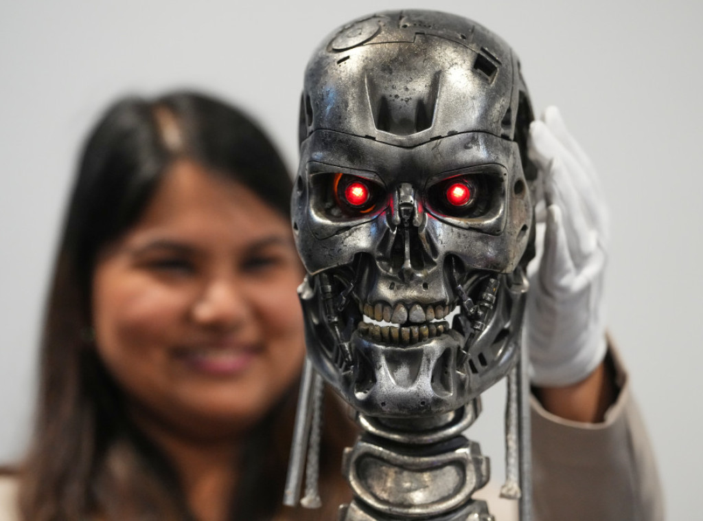 Memorabilije iz filmova Ratovi zvezda i Vilovko na aukciji u Londonu