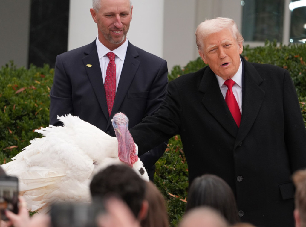 Tramp pomilovao ćurke uoči Dana zahvalnosti, u šali ih nazvao Nensi Pelosi i Čak Šumer