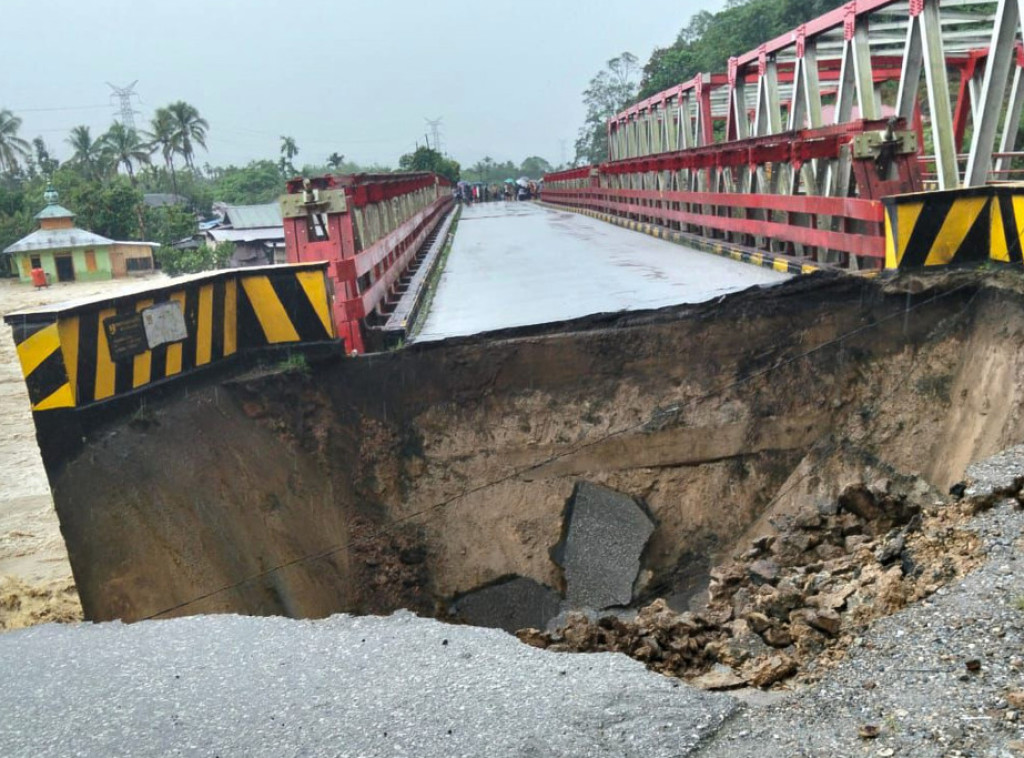 U poplavama i klizištima u Indoneziji poginulo 49 osoba, desetine nestalo