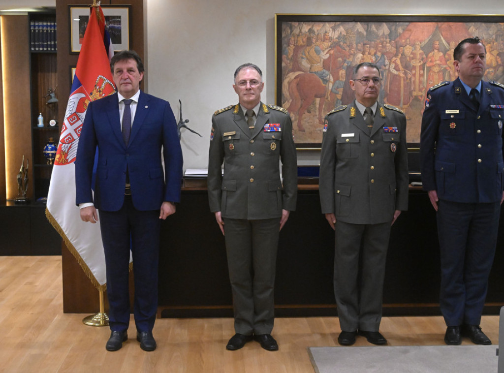 Gašić uručio ukaze o unapređenjima i postavljenjima na nove dužnosti u Vojsci Srbije