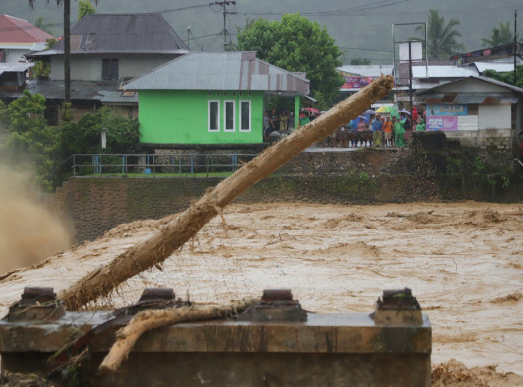 Broj poginulih u poplavama u Indoneziji porastao na 61
