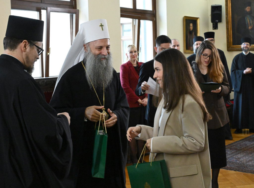 Patrijarh Porfirije uručio stipendije apsolventima Univerziteta u Beogradu