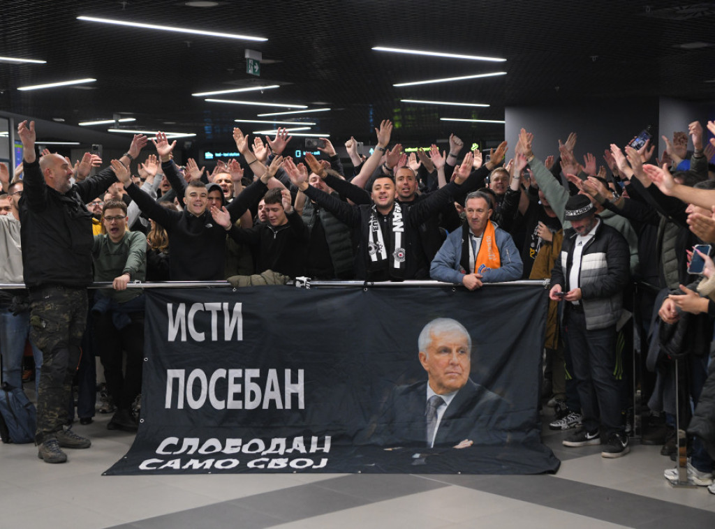 Navijači Partizana čekaju Željka Obradovića na aerodromu, njegov let najpraćeniji na planeti