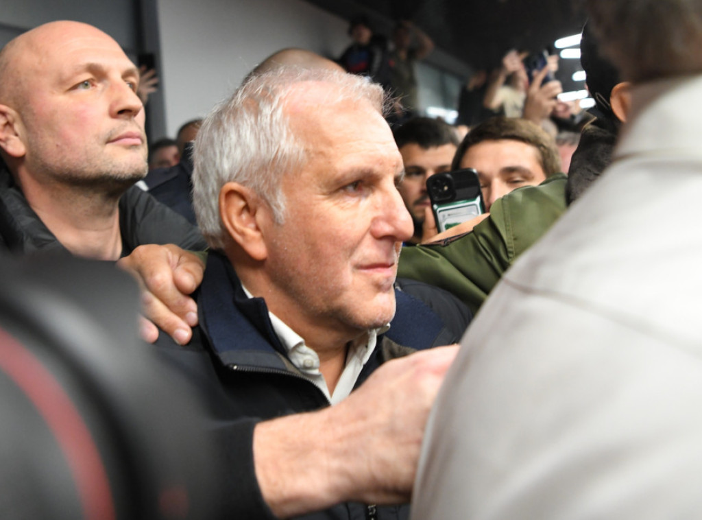 Obradović stigao u Beograd, dočekali ga navijači uz povike: "Željko, ostani"