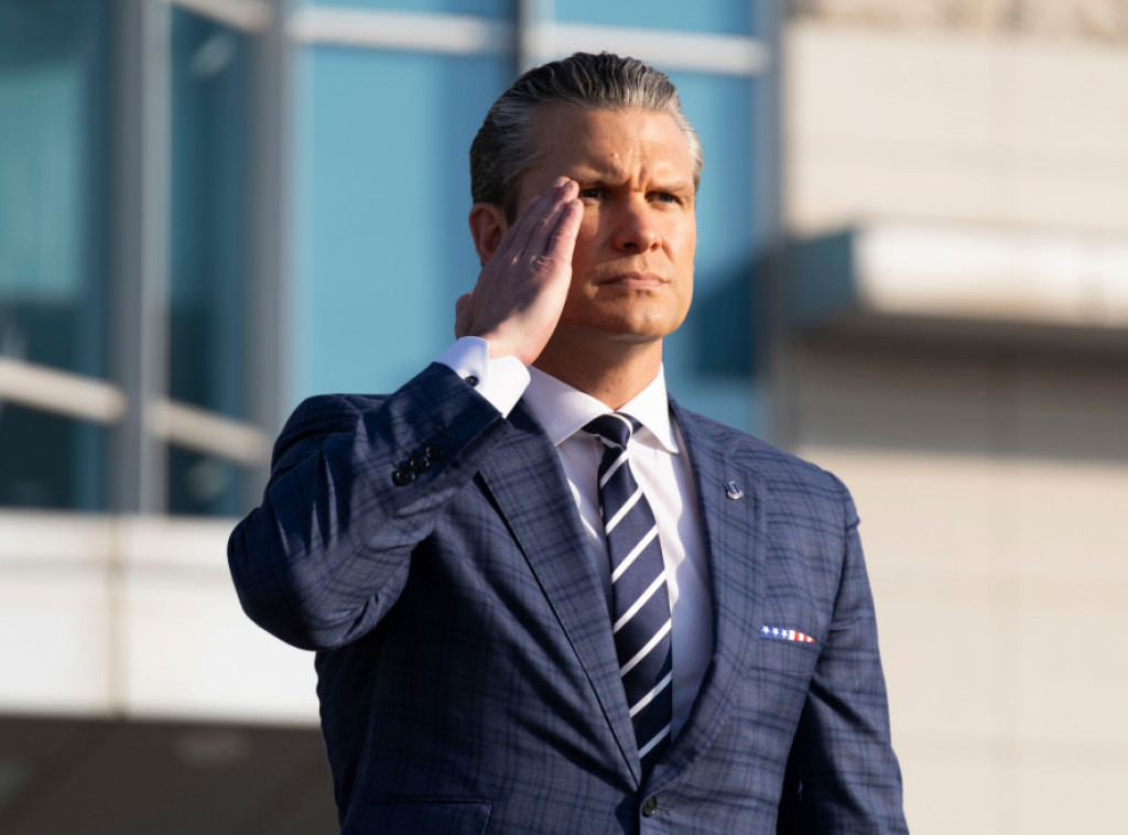 Hegset posetio mornare na nosaču aviona "Džerald R. Ford" u regionu Latinske Amerike