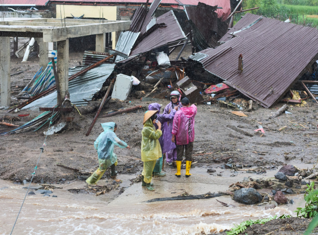 Najmanje 174 osobe poginule u poplavama i klizištima u Indoneziji