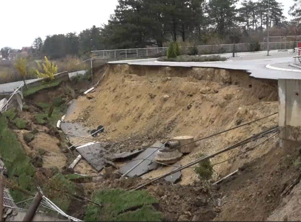 Inobačka: Urušio se deo saobraćajnice Centra izvrsnosti u Kragujevca zbog susednog gradilišta