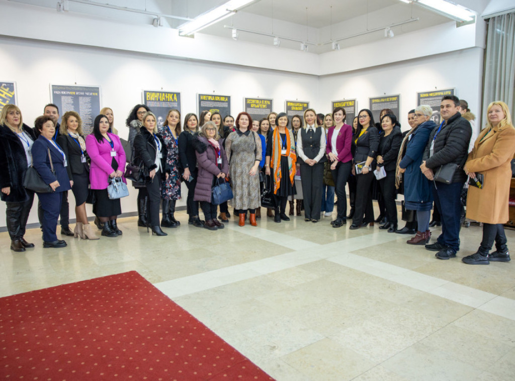 Tatjana Macura u Trsteniku otvorila izložbu "Neistražene" autorke Jelene Vukčević