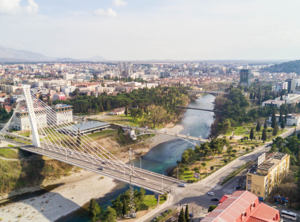 Podgorica: Kamenovan gradski autobus kod Osnovne škole