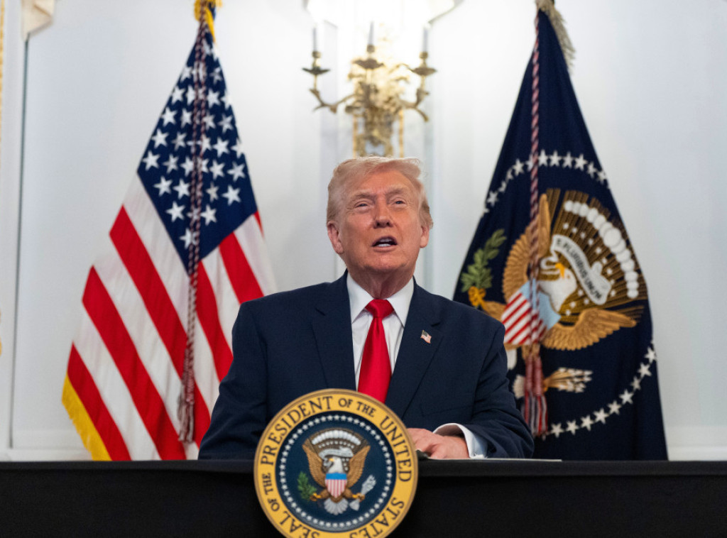 Tramp poništava sve dokumente koje je "pospani" Džo Bajden potpisao autopenom