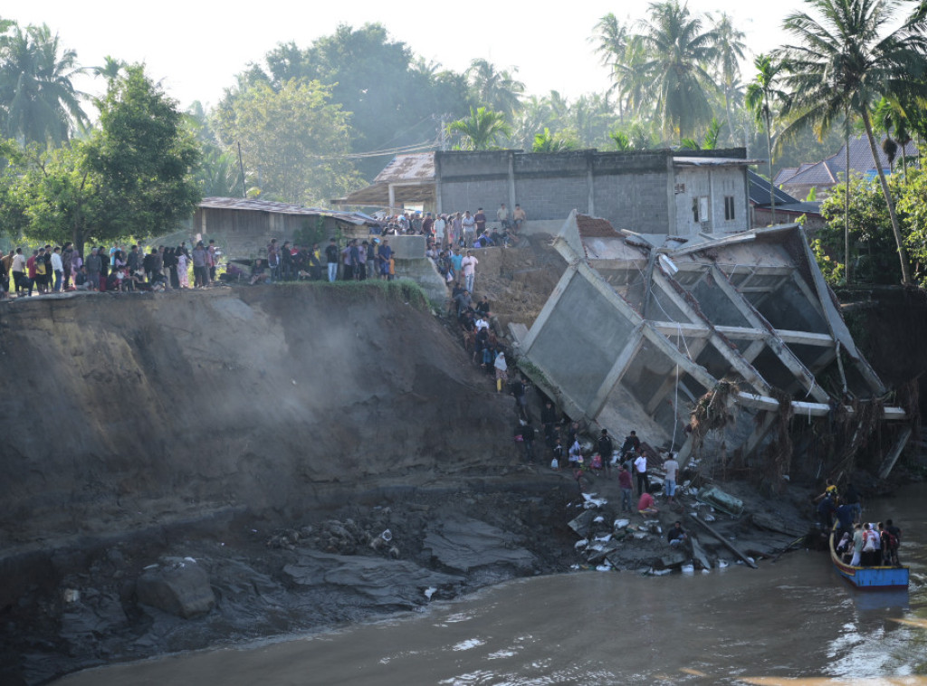 U poplavama i klizištima na indonežanskom ostrvu Sumatra poginulo 279 osoba