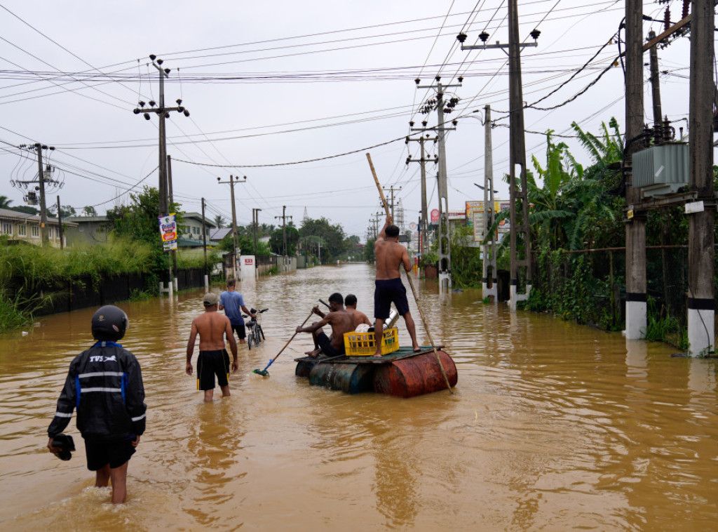 U poplavama i klizištima u Šri Lanki poginulo više od 120 osoba