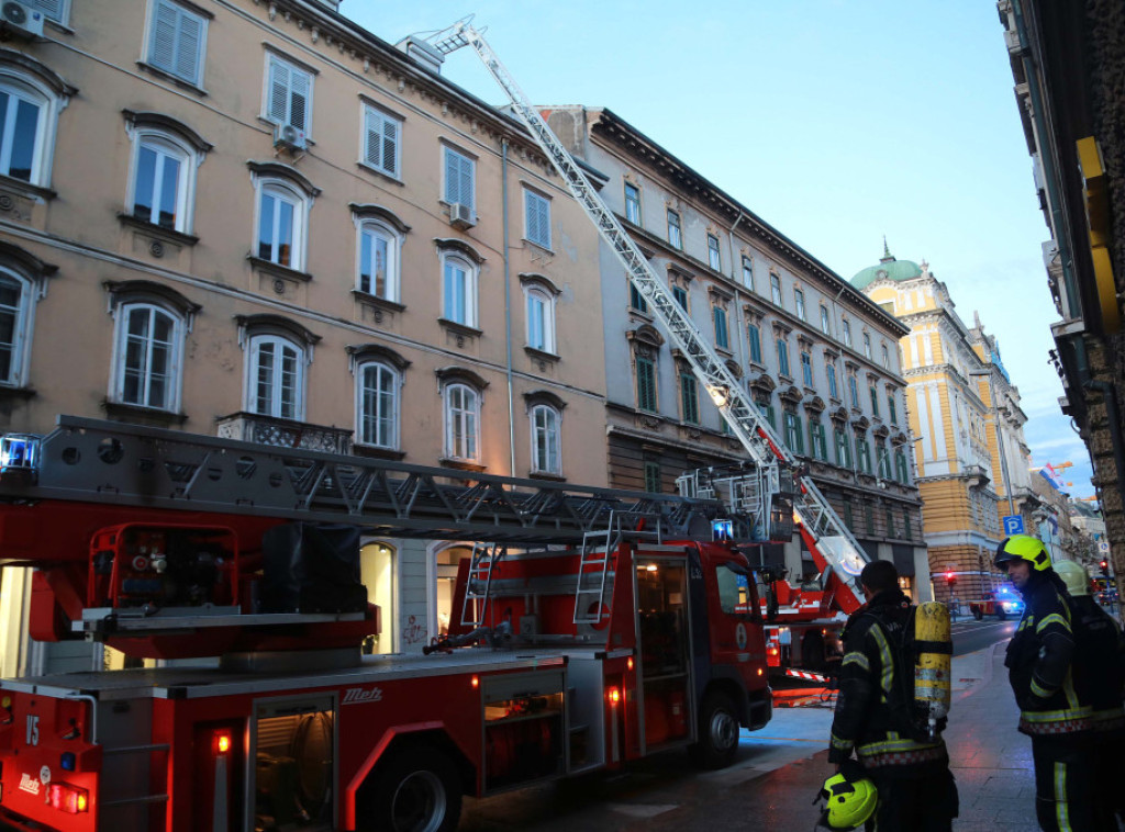 Požar u centru Rijeke, u potkrovlju zgrade pronađeno telo