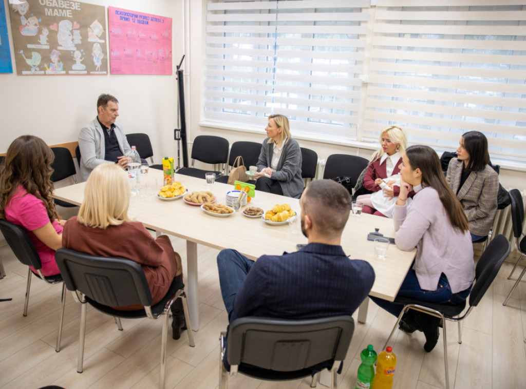 Ministarka Macura obišla Materinski dom u Zvečanskoj: Svaka devojka ima pravo na bezbednost