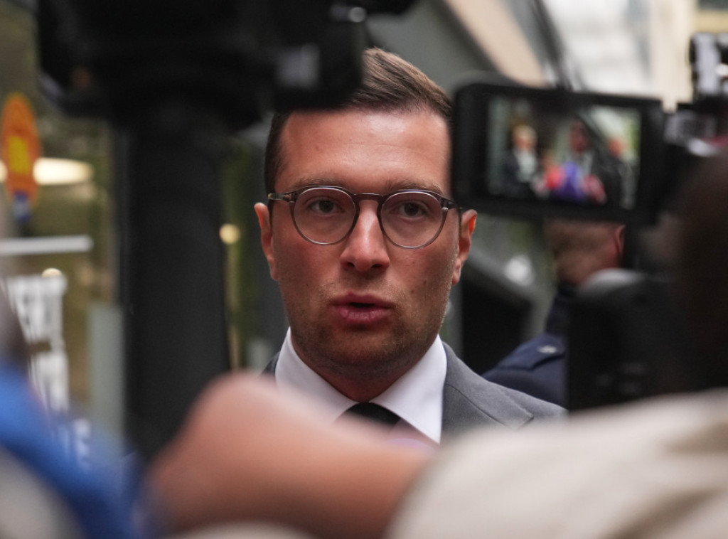 Žordan Bardela pogođen jajetom u glavu dok je potpisivao knjige