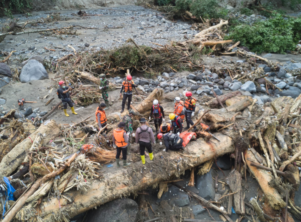 Broj žrtava poplava u Indoneziji porastao na 417, raseljeno više hiljada ljudi