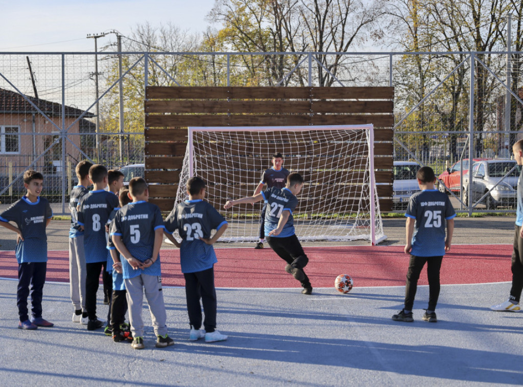 Solidarnost za Kosovo obnovila sportski teren u Dobrotinu na Kosovu i Metohiji