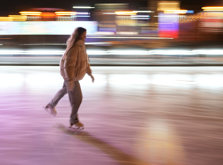 Udovica Pavarotija osudila postavljanje klizališta oko njegove statue u Pezaru
