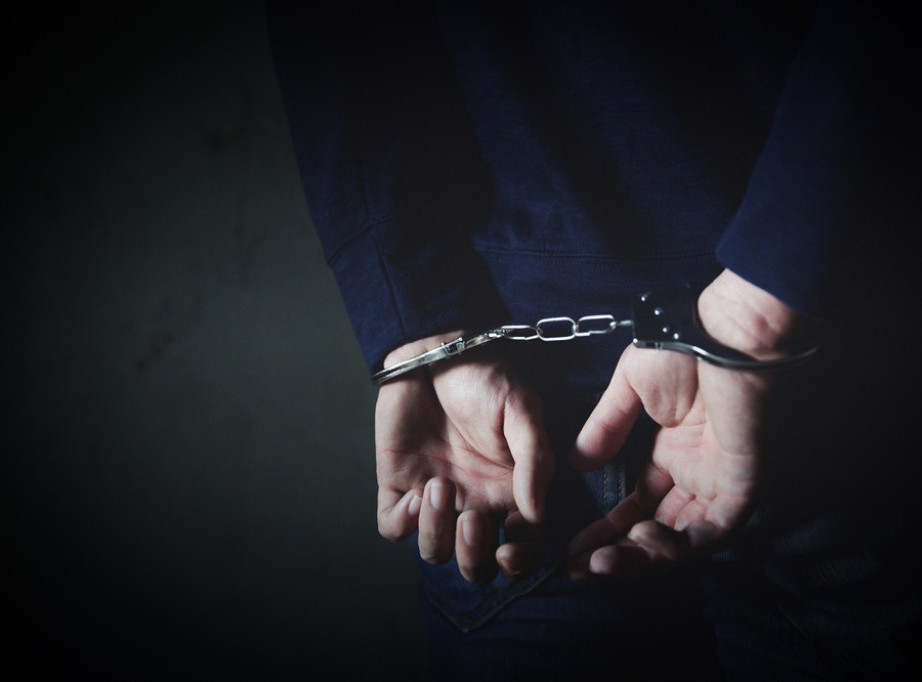 U Kragujevcu uhapšen muškarac kod koga je pronađena droga i oružje