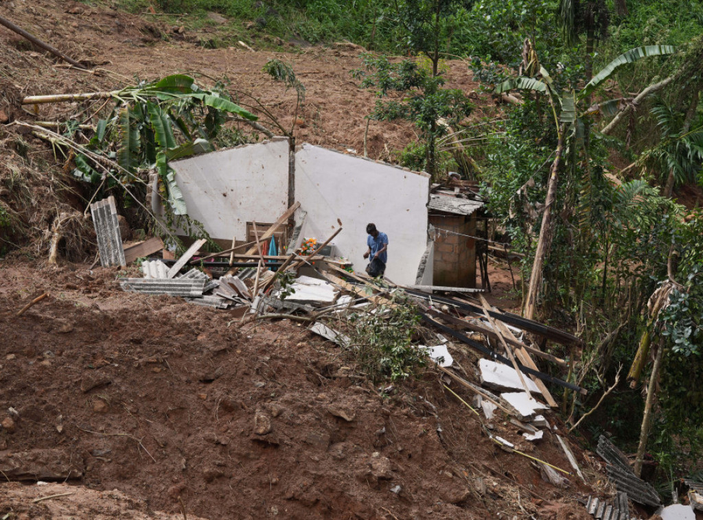 Najmanje 1.000 žrtava poplava u Indoneziji i Šri Lanki, uključena i vojska