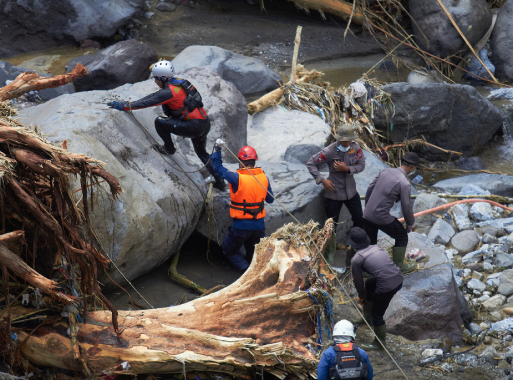 Više od 1.000 žrtava poplava u Aziji, uključena i vojska
