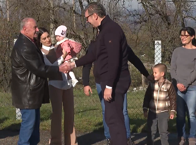 Vučić u poseti porodici Janković u selu Tolić kod Mionice