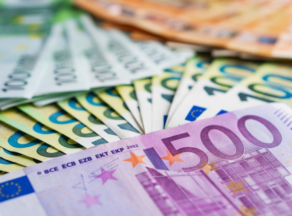 Srednji kurs dinara za evro danas 117,3836, za dolar 101,7718