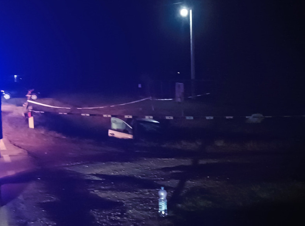 U centru Novog Sada teška saobraćajna nesreća, vatrogasci seku vozila