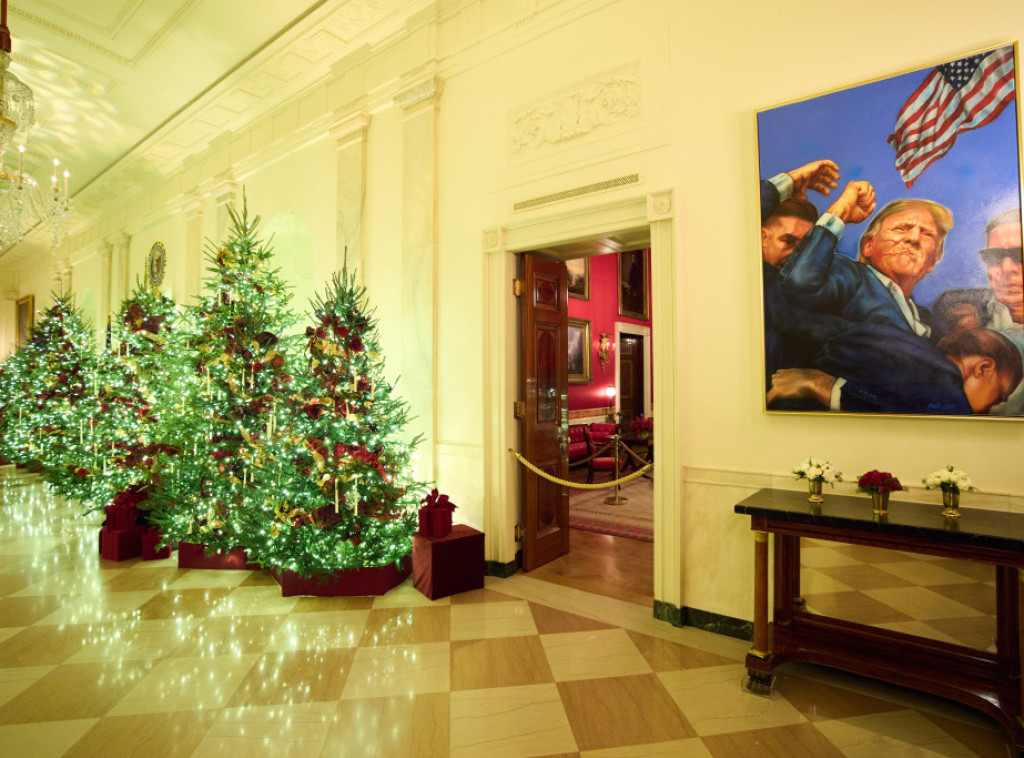 Melanija Tramp pokazala božićne ukrase Bele kuće za 2025. godinu.