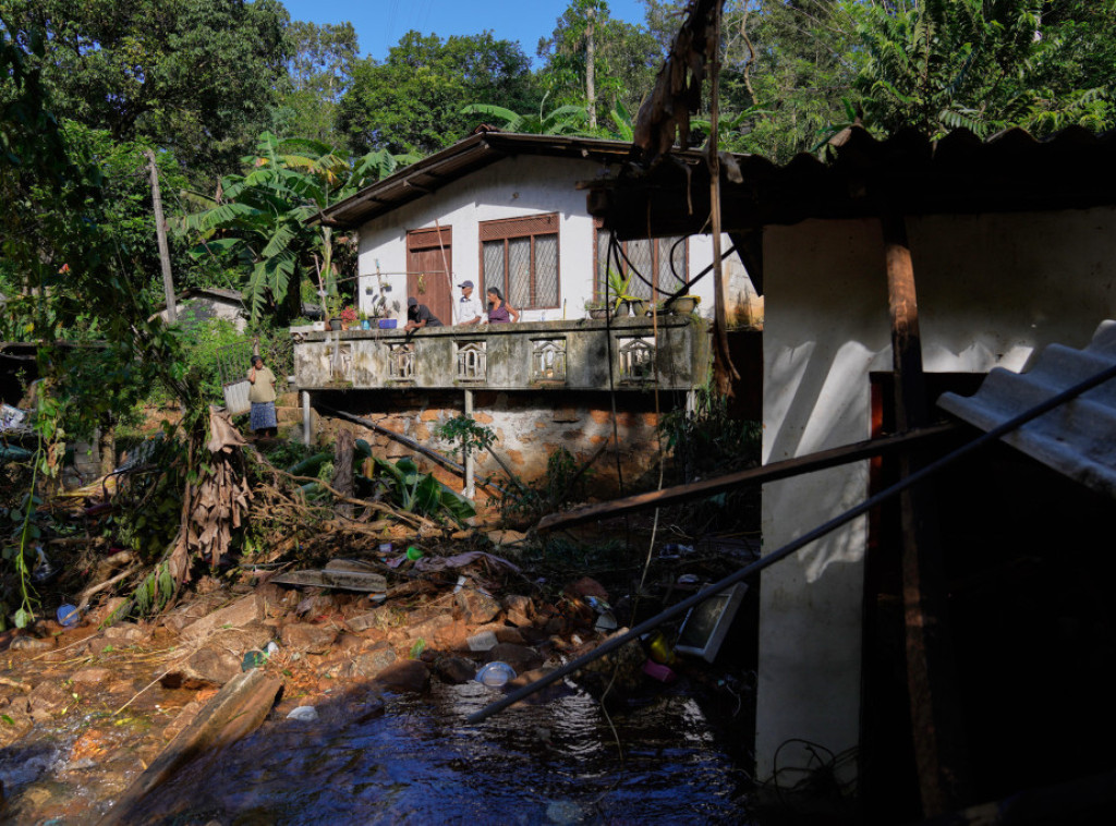 Više od 1.200 poginulih i 800 nestalih u poplavama u jugoistočnoj Aziji