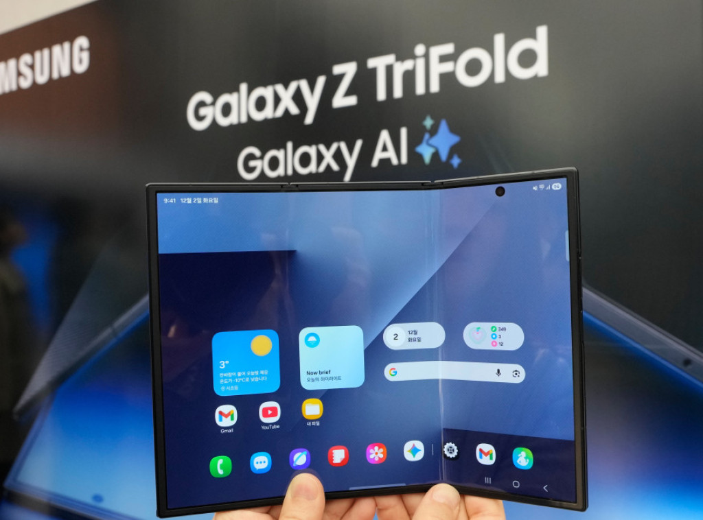 Samsung predstavio svoj prvi višestruko preklopni telefon Galaxy Z TriFold