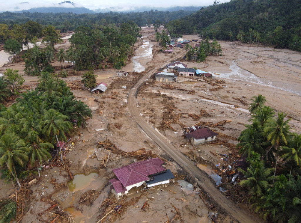 Broj ljudi poginulih u poplavama i klizištima na Sumatri u Indoneziji porastao na 753