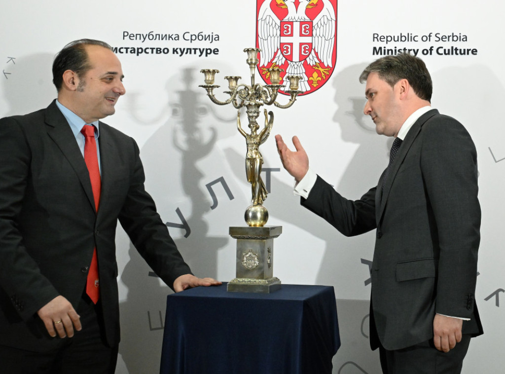 Selaković i Raković predstavili srebrni svećnjak sa dvora dinastije Obrenović u Ministarstvu kulture
