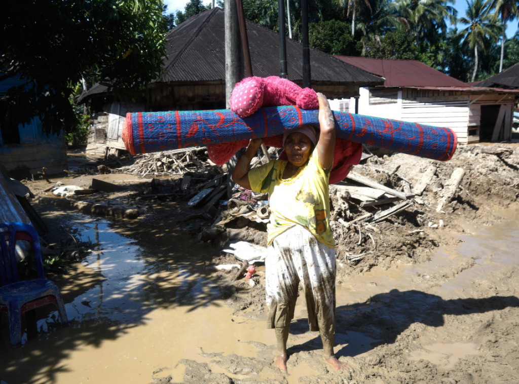 Poplavljeni regioni Indonezije i dalje bez goriva, hrane i sredstava za pomoć