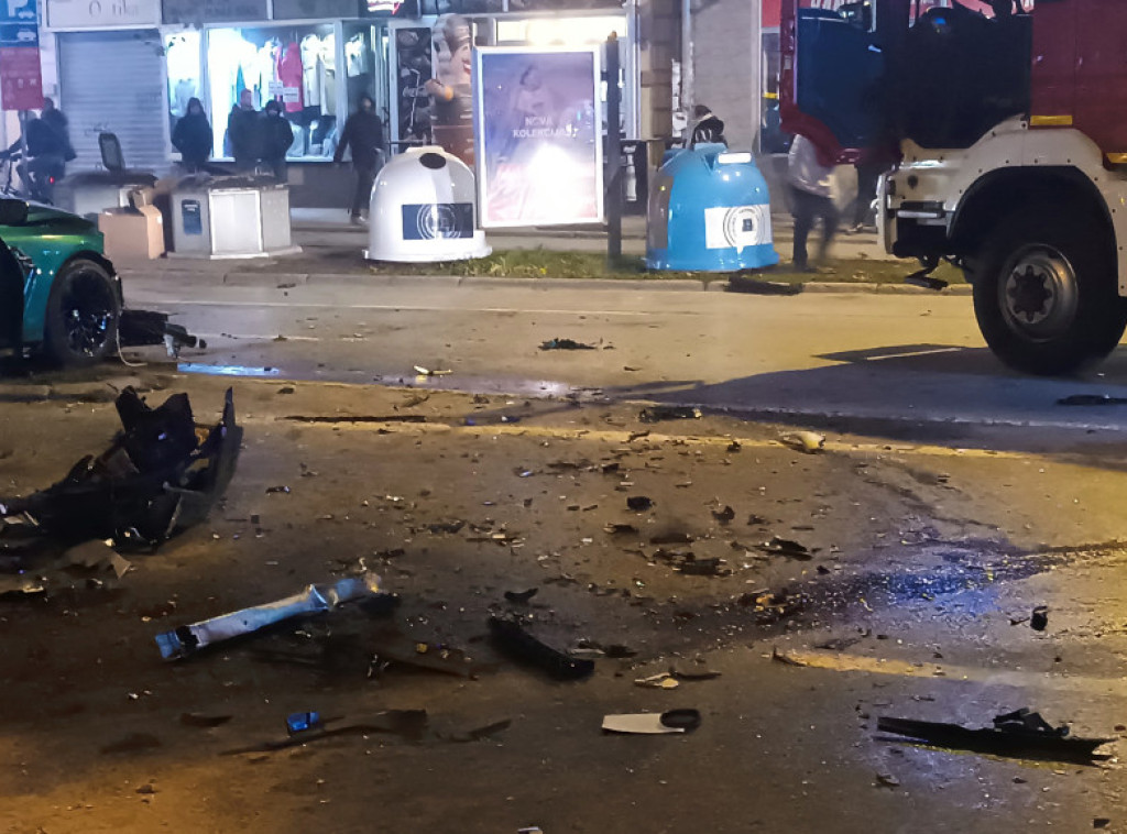 Novi Sad: Žena povređena u saobraćajnoj nezgodi u Jevrejskoj ulici i dalje u teškom stanju