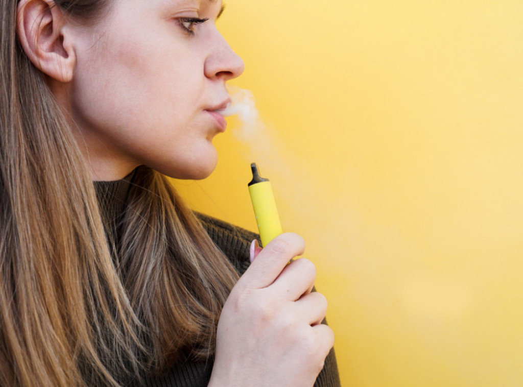 Studija: Holandski tinejdžeri se bude noću da bi koristili elektronske cigarete