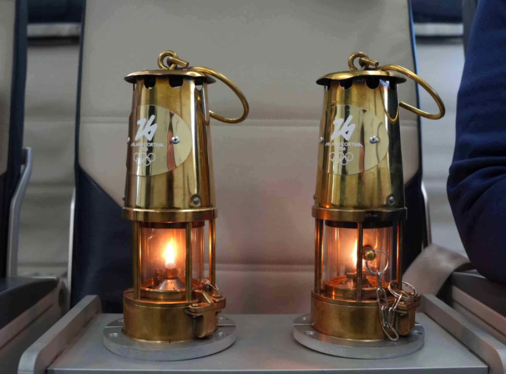 Olimpijska baklja za ZOI 2026. u Milanu i Kortini predata italijanskim organizatorima