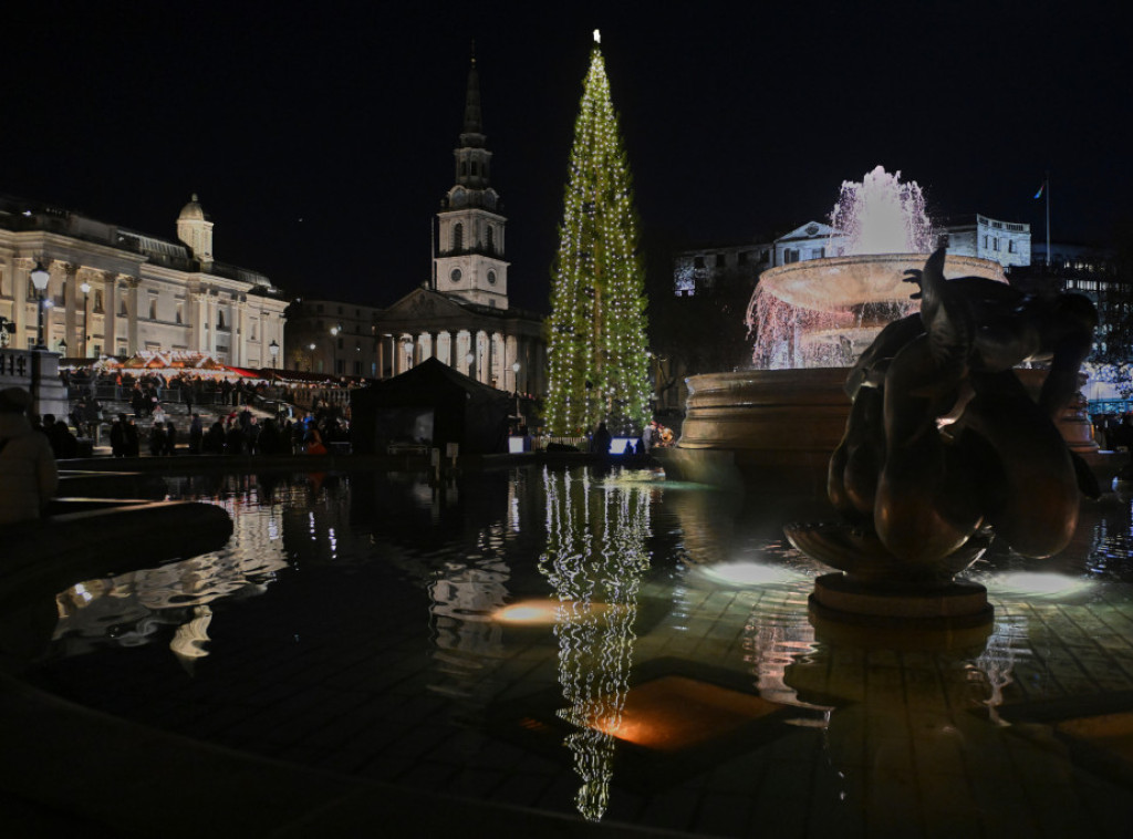 Londonska novogodišnja jelka koju Norveška poklanja Velikoj Britaniji danas će biti osvetljena