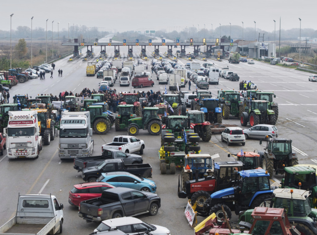 Grčki poljoprivrednici pojačali blokade na putevima, danas odlučuju o daljim potezima