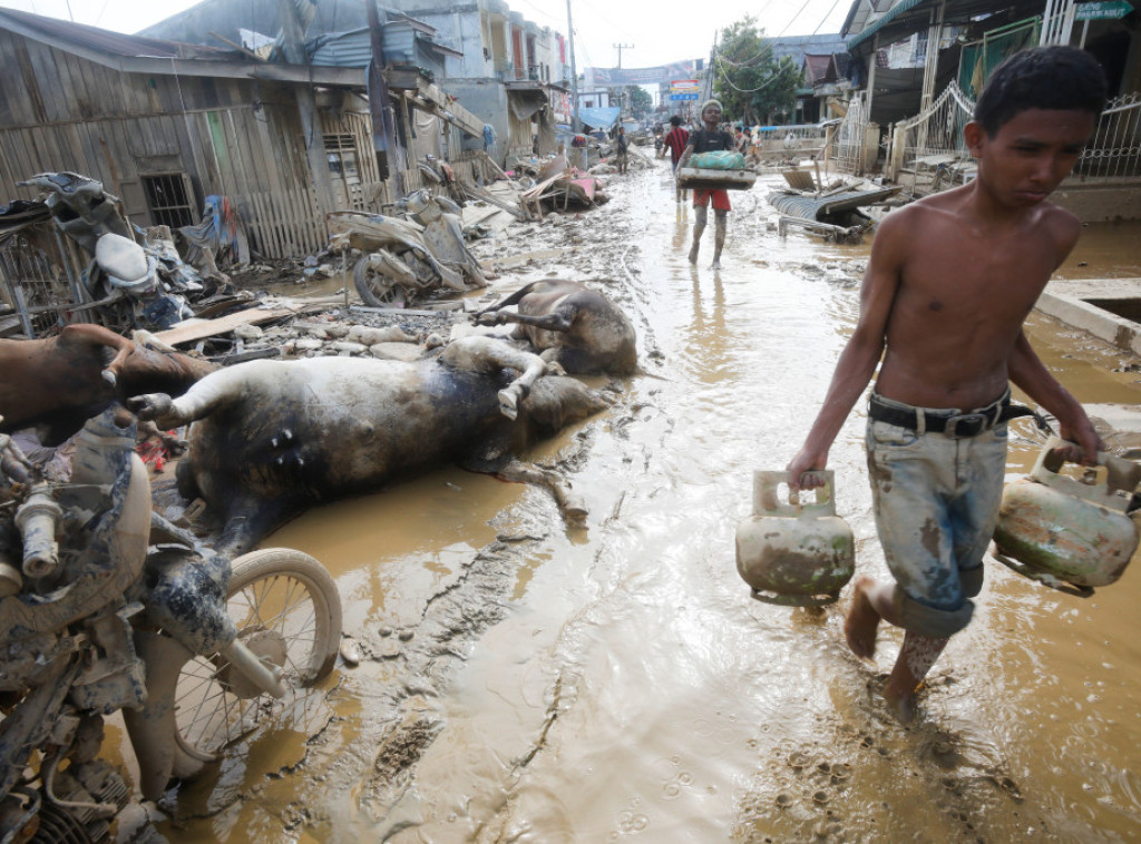 Broj žrtava poplava na Sumatri dostigao 867, vojska pojačala pomoć